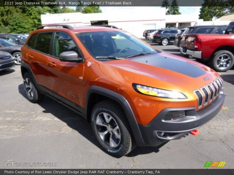 Front 3/4 View of 2015 Cherokee Trailhawk 4x4