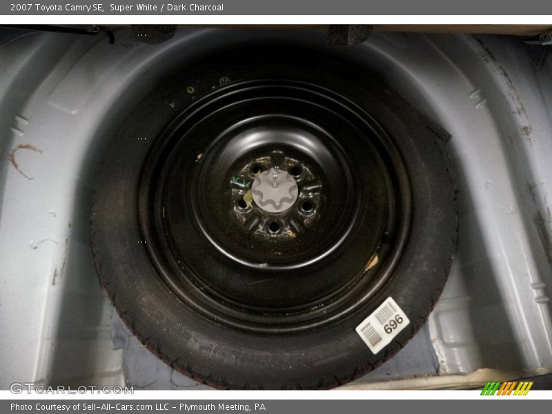 Super White / Dark Charcoal 2007 Toyota Camry SE