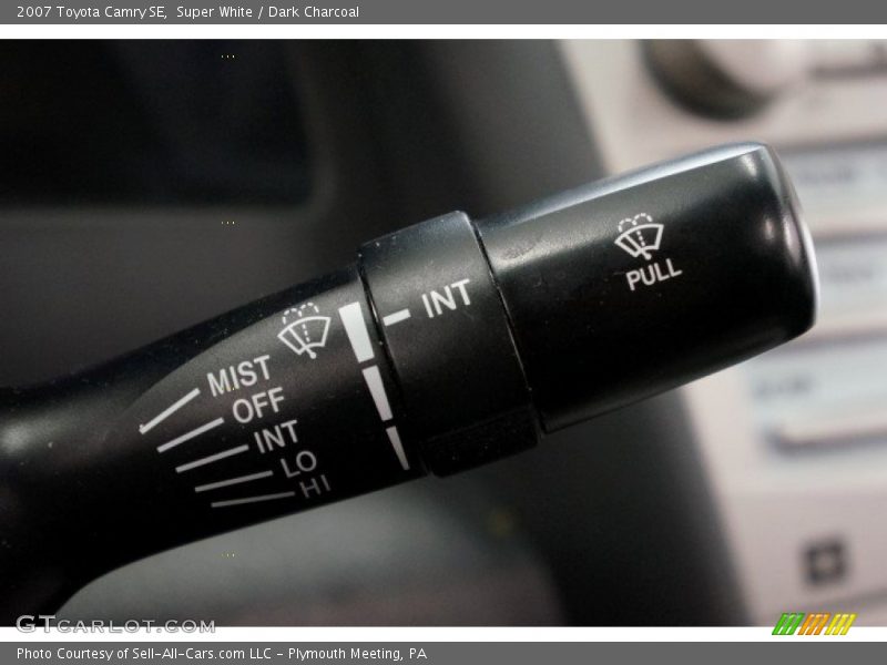 Super White / Dark Charcoal 2007 Toyota Camry SE
