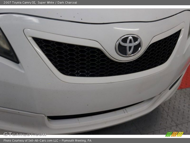 Super White / Dark Charcoal 2007 Toyota Camry SE