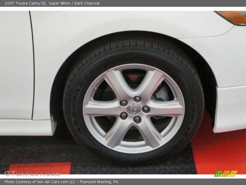 Super White / Dark Charcoal 2007 Toyota Camry SE