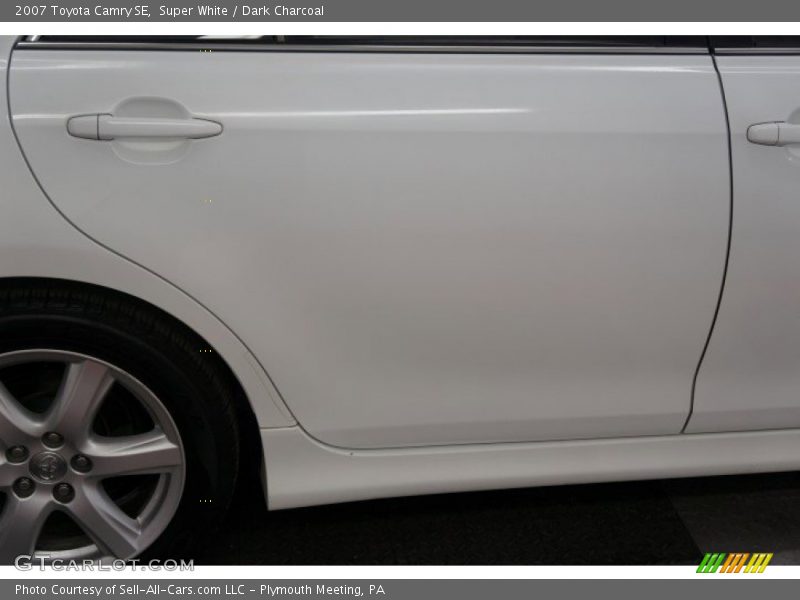 Super White / Dark Charcoal 2007 Toyota Camry SE