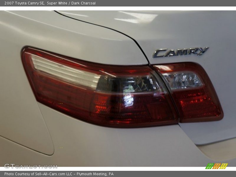 Super White / Dark Charcoal 2007 Toyota Camry SE