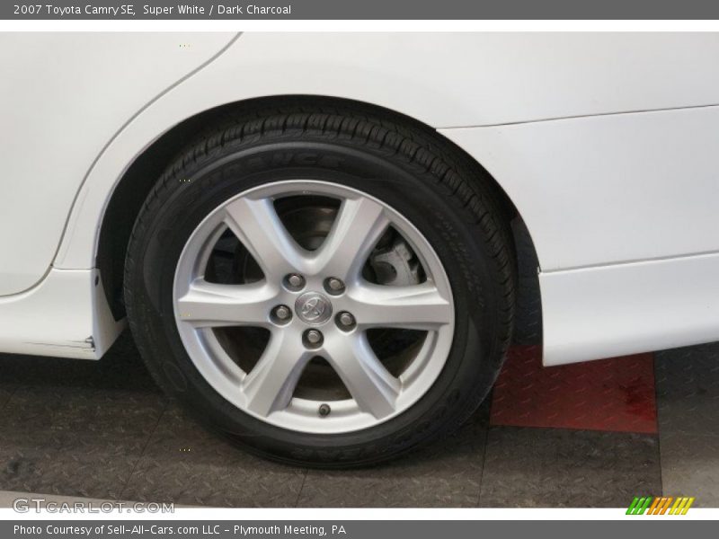 Super White / Dark Charcoal 2007 Toyota Camry SE