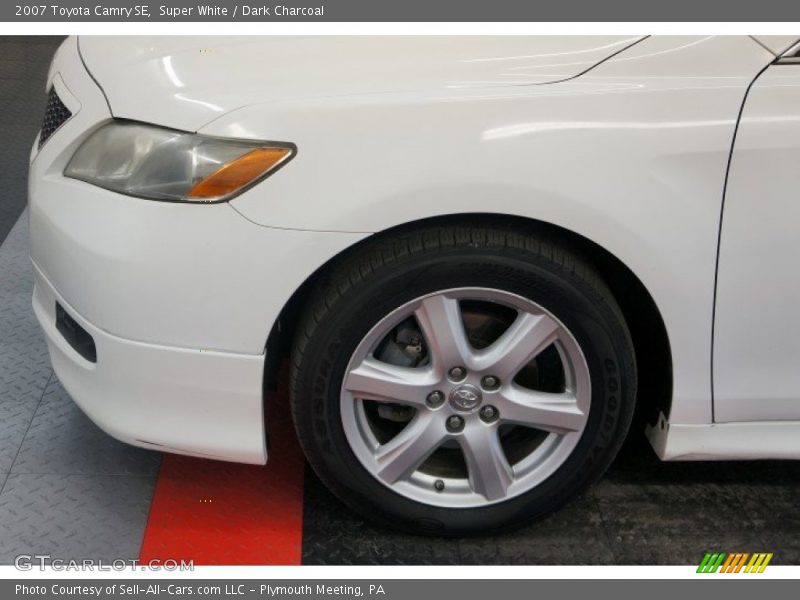 Super White / Dark Charcoal 2007 Toyota Camry SE