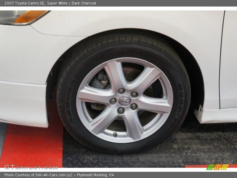 Super White / Dark Charcoal 2007 Toyota Camry SE