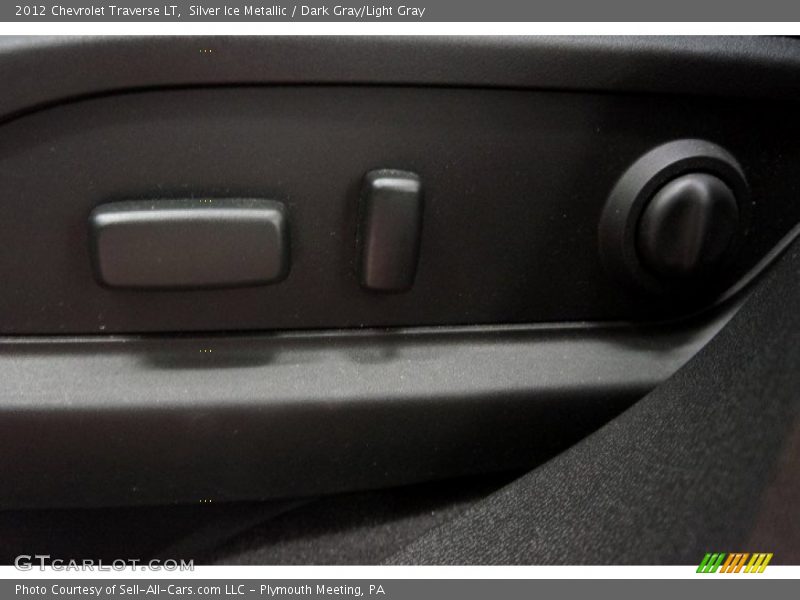 Silver Ice Metallic / Dark Gray/Light Gray 2012 Chevrolet Traverse LT
