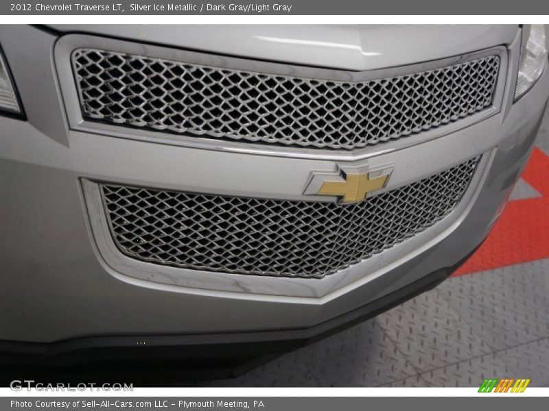 Silver Ice Metallic / Dark Gray/Light Gray 2012 Chevrolet Traverse LT