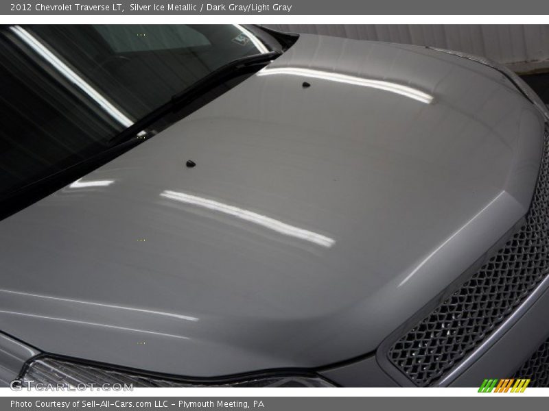 Silver Ice Metallic / Dark Gray/Light Gray 2012 Chevrolet Traverse LT