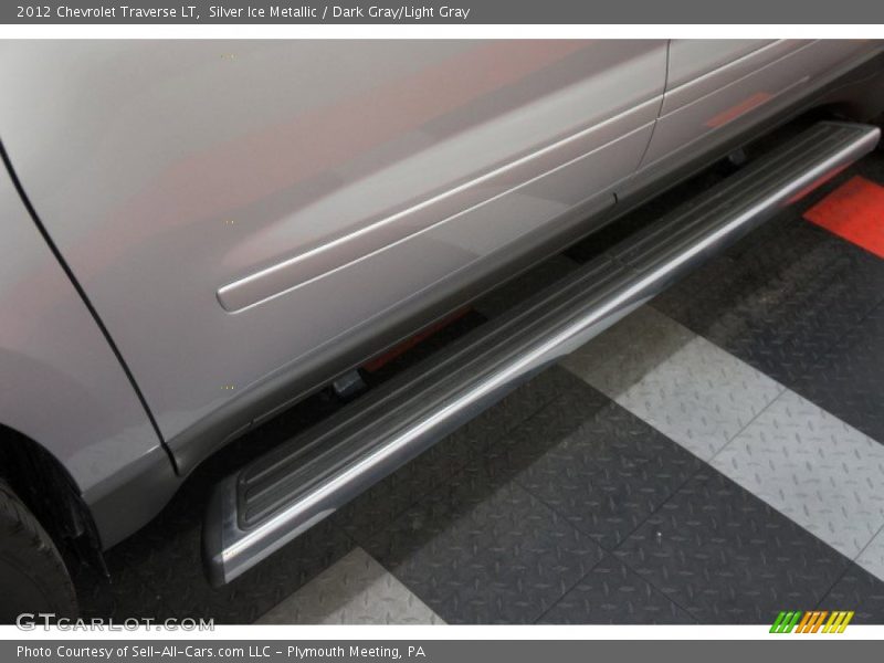 Silver Ice Metallic / Dark Gray/Light Gray 2012 Chevrolet Traverse LT