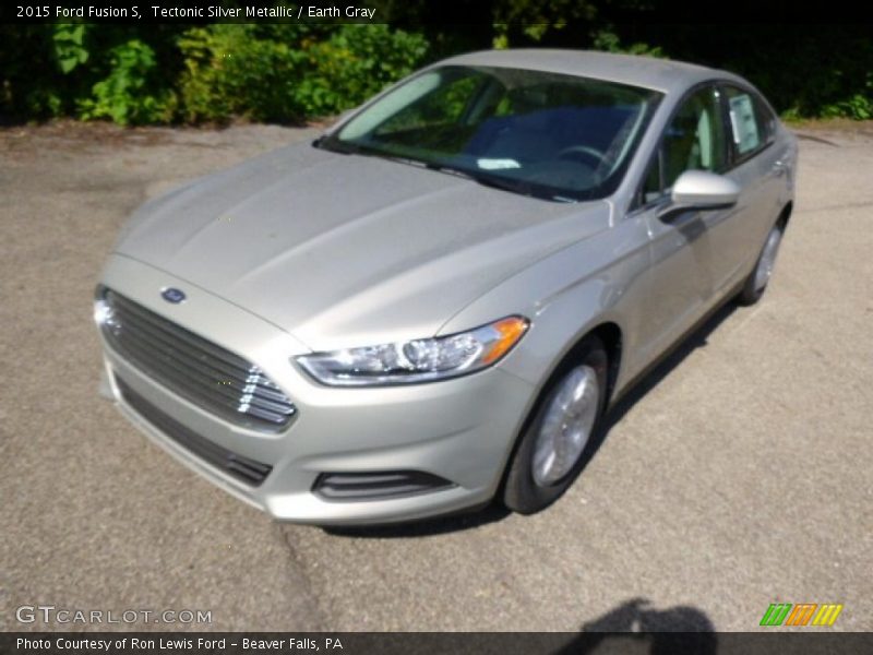 Front 3/4 View of 2015 Fusion S