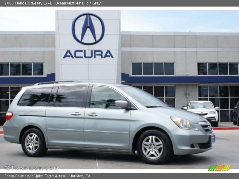 Front 3/4 View of 2005 Odyssey EX-L