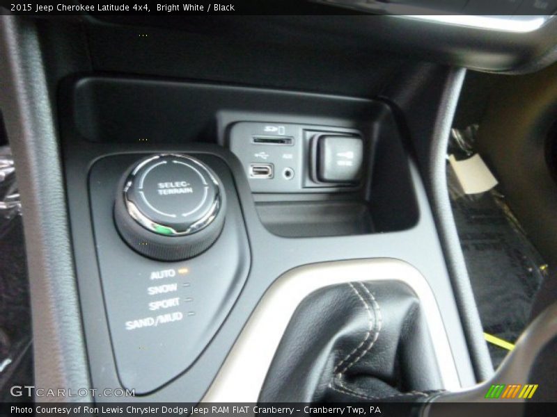 Bright White / Black 2015 Jeep Cherokee Latitude 4x4
