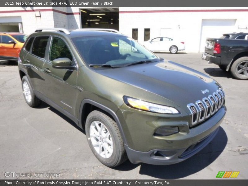 Front 3/4 View of 2015 Cherokee Latitude 4x4