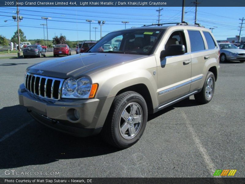 Front 3/4 View of 2005 Grand Cherokee Limited 4x4