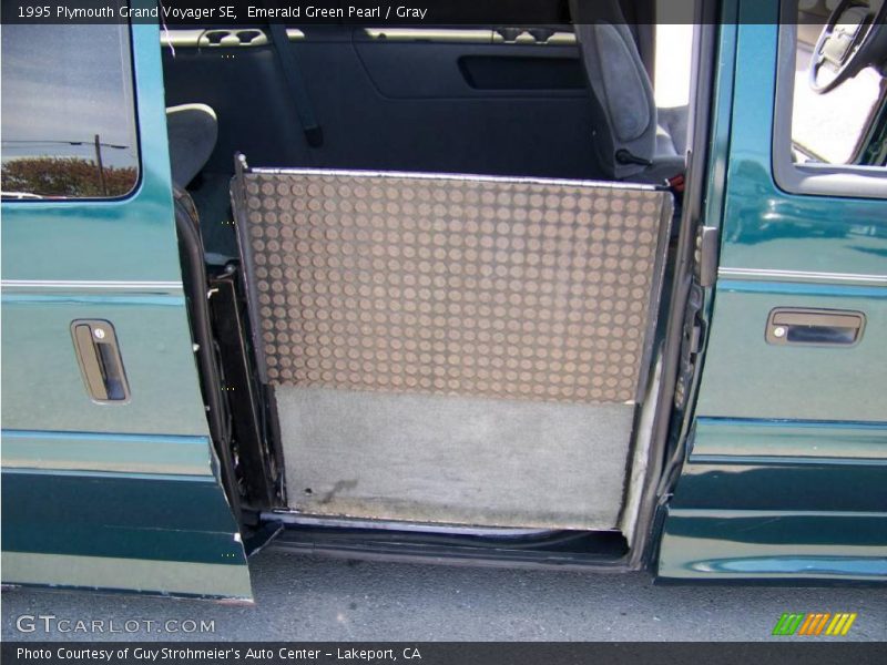 Emerald Green Pearl / Gray 1995 Plymouth Grand Voyager SE