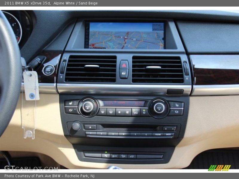 Alpine White / Sand Beige 2011 BMW X5 xDrive 35d