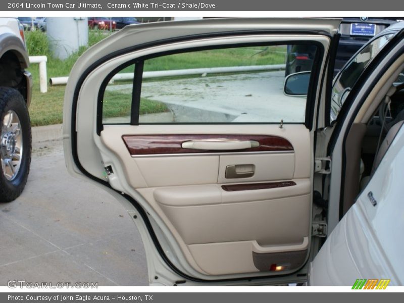 Ceramic White Tri-Coat / Shale/Dove 2004 Lincoln Town Car Ultimate