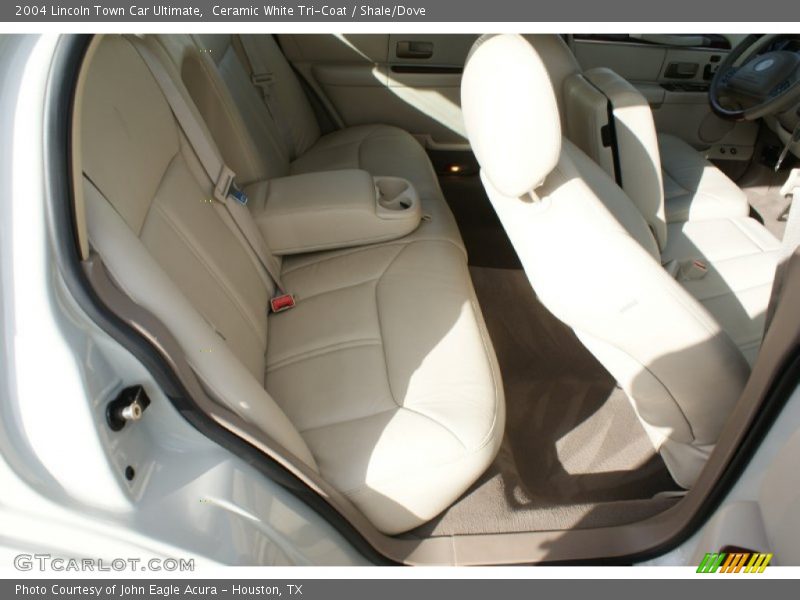 Ceramic White Tri-Coat / Shale/Dove 2004 Lincoln Town Car Ultimate