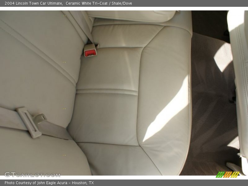 Ceramic White Tri-Coat / Shale/Dove 2004 Lincoln Town Car Ultimate