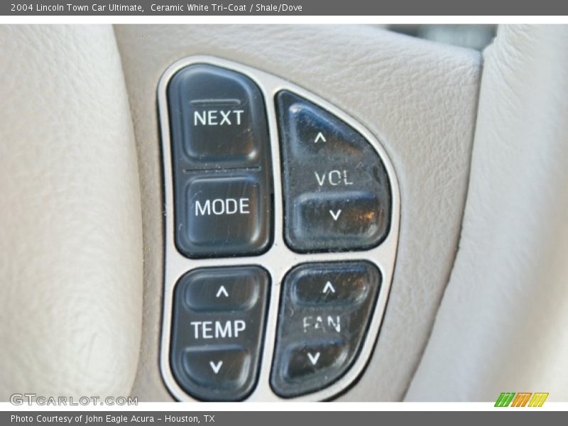 Ceramic White Tri-Coat / Shale/Dove 2004 Lincoln Town Car Ultimate