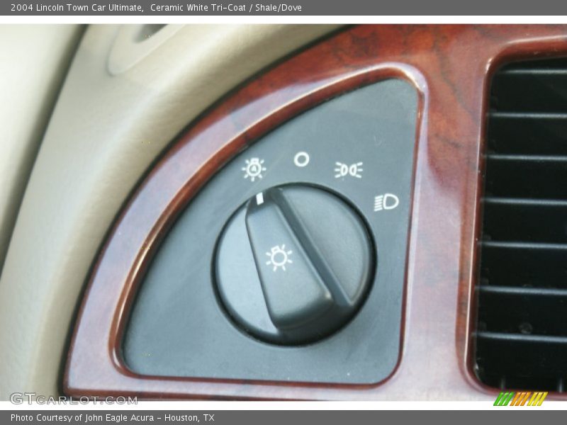 Ceramic White Tri-Coat / Shale/Dove 2004 Lincoln Town Car Ultimate