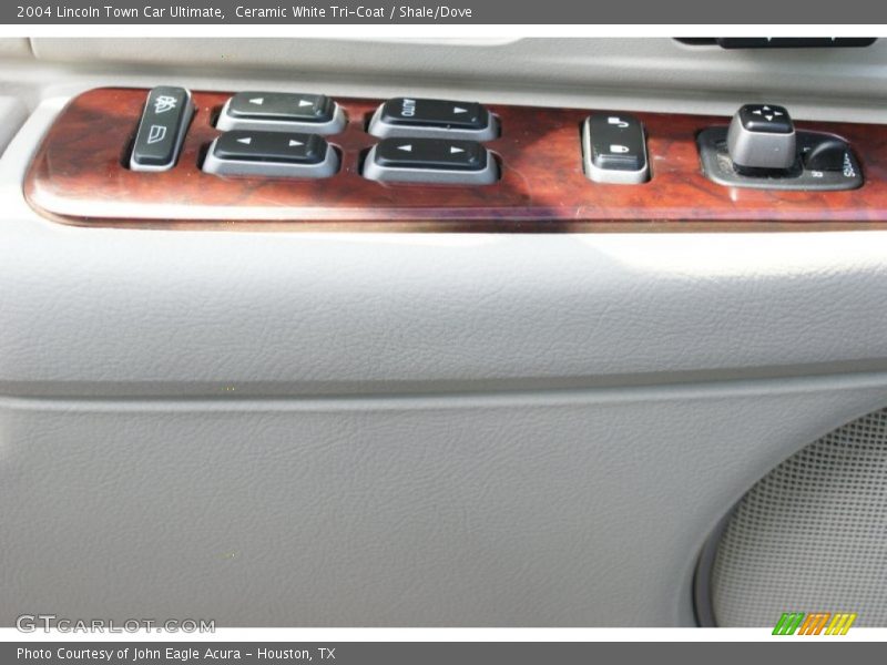 Ceramic White Tri-Coat / Shale/Dove 2004 Lincoln Town Car Ultimate