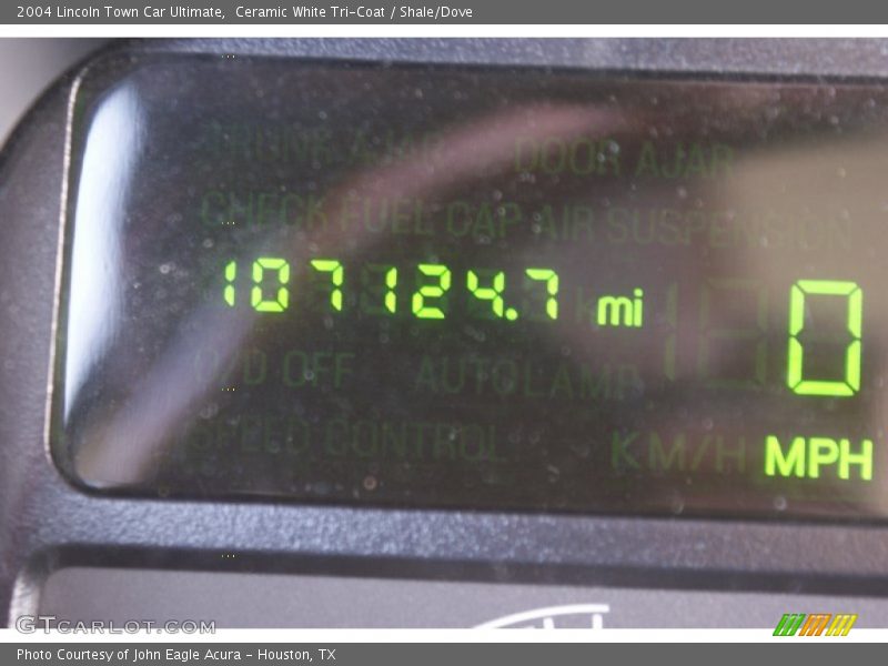 Ceramic White Tri-Coat / Shale/Dove 2004 Lincoln Town Car Ultimate