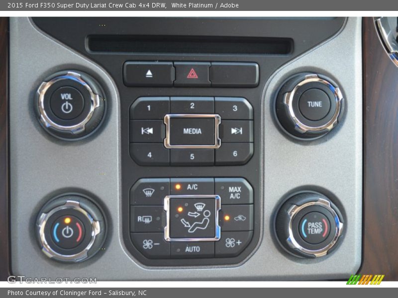 Controls of 2015 F350 Super Duty Lariat Crew Cab 4x4 DRW