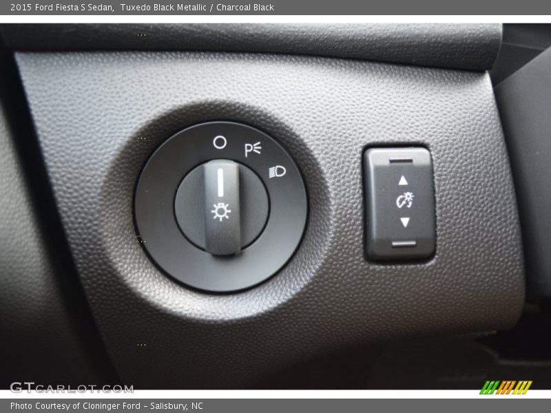 Tuxedo Black Metallic / Charcoal Black 2015 Ford Fiesta S Sedan