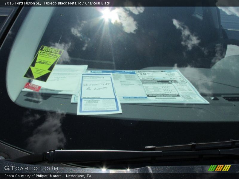 Tuxedo Black Metallic / Charcoal Black 2015 Ford Fusion SE