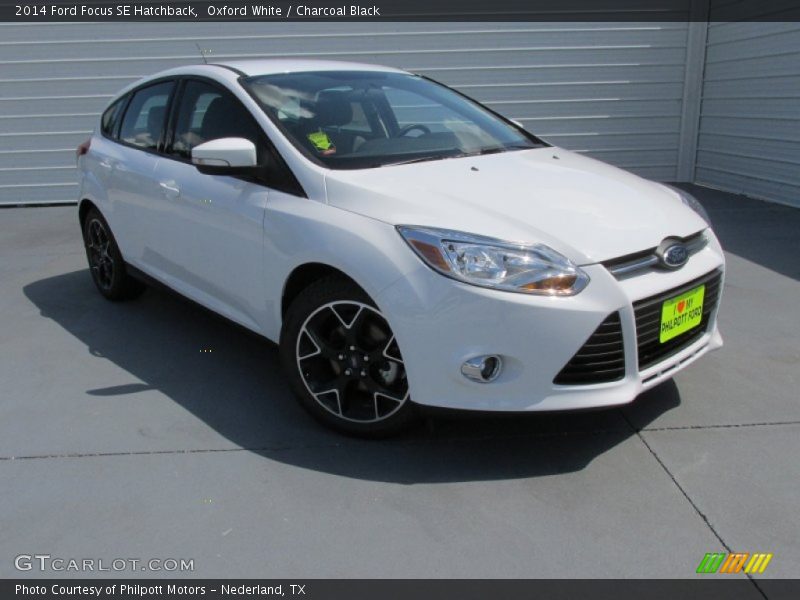 Oxford White / Charcoal Black 2014 Ford Focus SE Hatchback