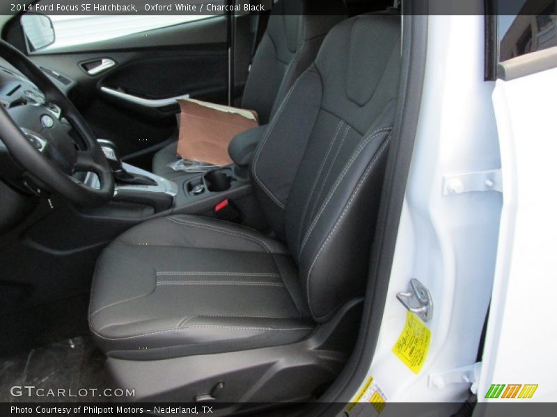 Oxford White / Charcoal Black 2014 Ford Focus SE Hatchback