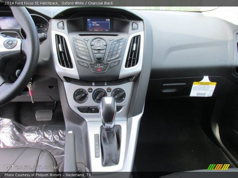 Oxford White / Charcoal Black 2014 Ford Focus SE Hatchback