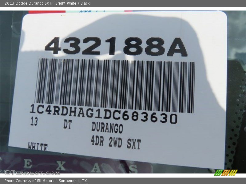 Bright White / Black 2013 Dodge Durango SXT