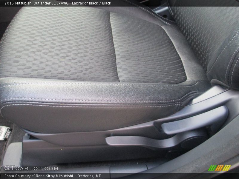 Labrador Black / Black 2015 Mitsubishi Outlander SE S-AWC