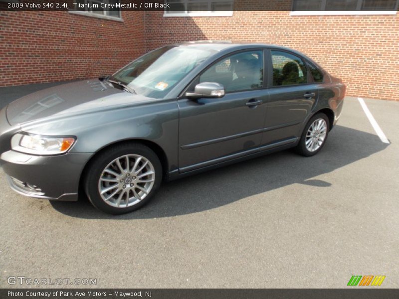 Titanium Grey Metallic / Off Black 2009 Volvo S40 2.4i