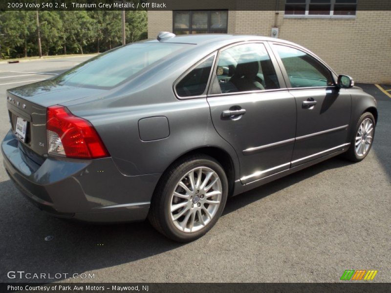 Titanium Grey Metallic / Off Black 2009 Volvo S40 2.4i