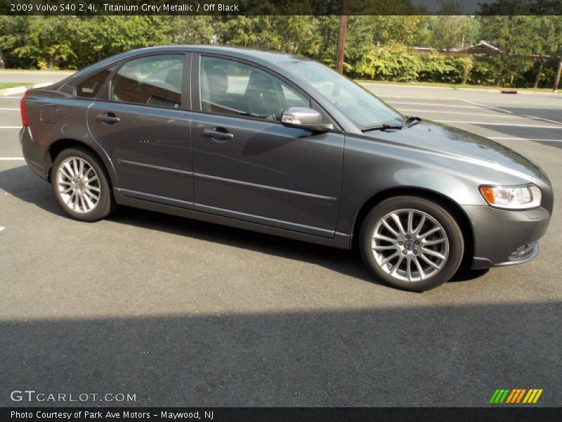 Titanium Grey Metallic / Off Black 2009 Volvo S40 2.4i