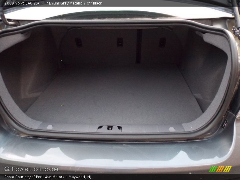 Titanium Grey Metallic / Off Black 2009 Volvo S40 2.4i