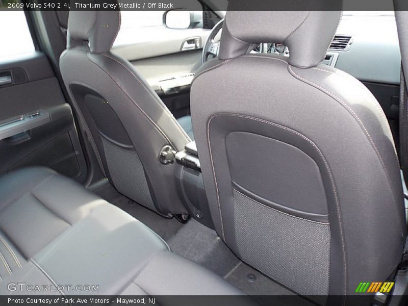 Titanium Grey Metallic / Off Black 2009 Volvo S40 2.4i