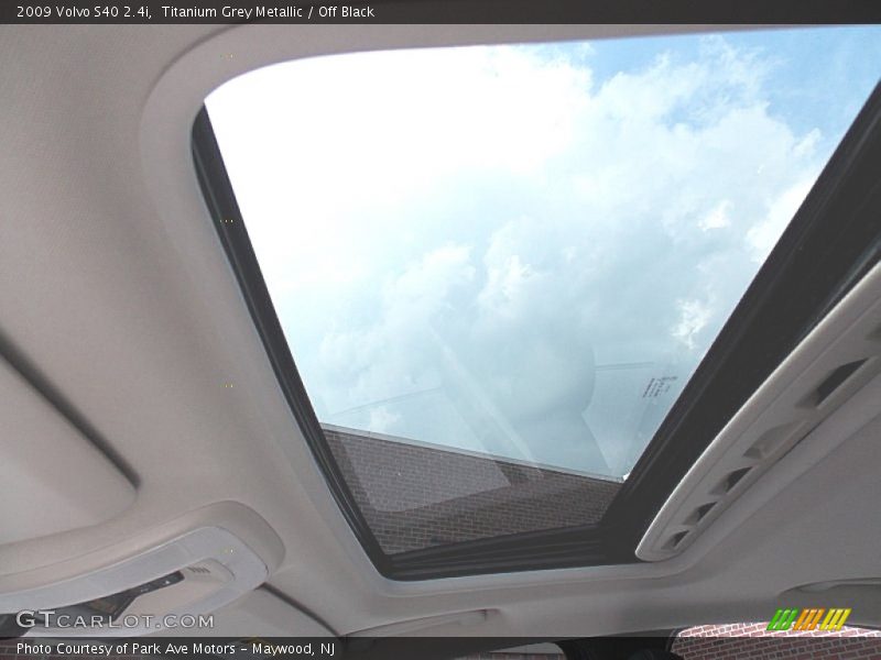 Titanium Grey Metallic / Off Black 2009 Volvo S40 2.4i