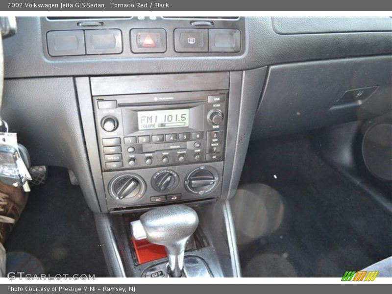 Tornado Red / Black 2002 Volkswagen Jetta GLS Sedan