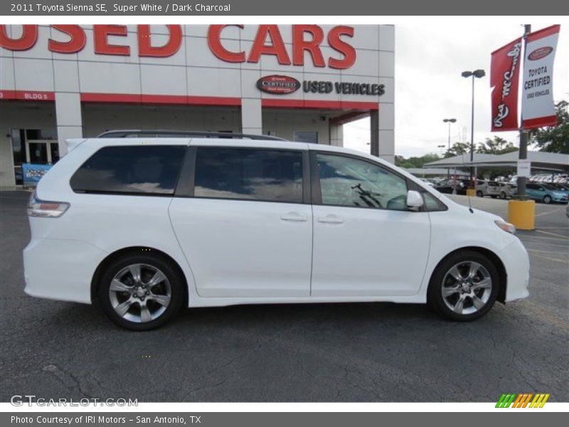 Super White / Dark Charcoal 2011 Toyota Sienna SE