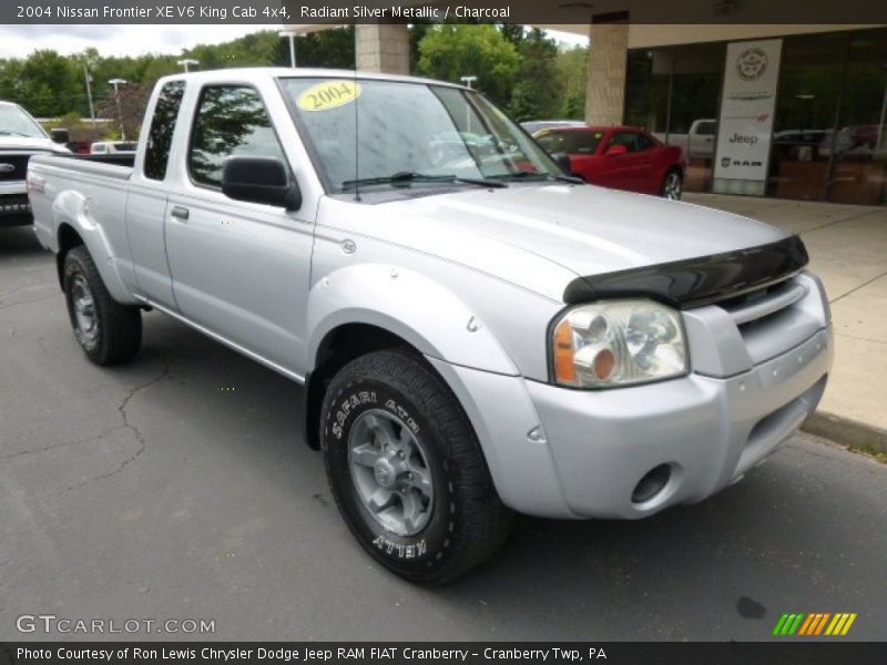 Radiant Silver Metallic / Charcoal 2004 Nissan Frontier XE V6 King Cab 4x4