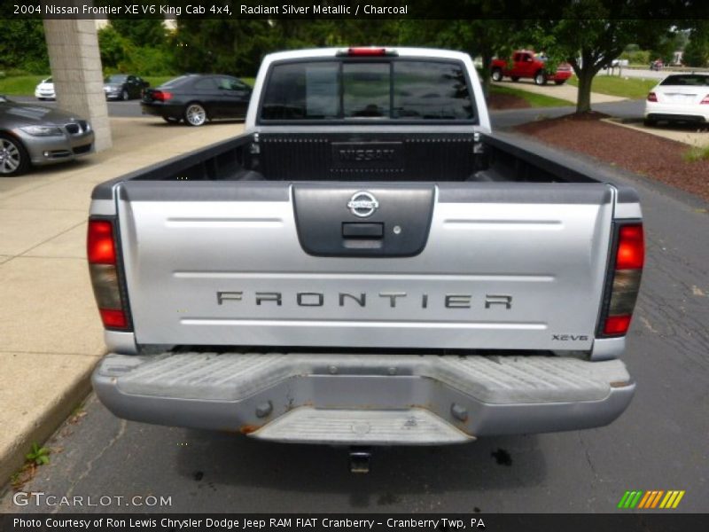 Radiant Silver Metallic / Charcoal 2004 Nissan Frontier XE V6 King Cab 4x4