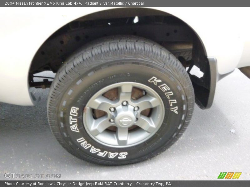 Radiant Silver Metallic / Charcoal 2004 Nissan Frontier XE V6 King Cab 4x4