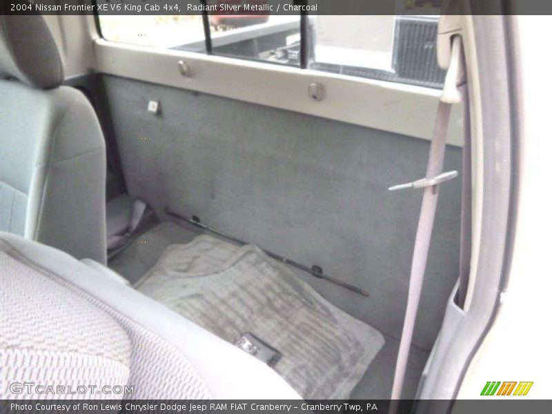 Radiant Silver Metallic / Charcoal 2004 Nissan Frontier XE V6 King Cab 4x4