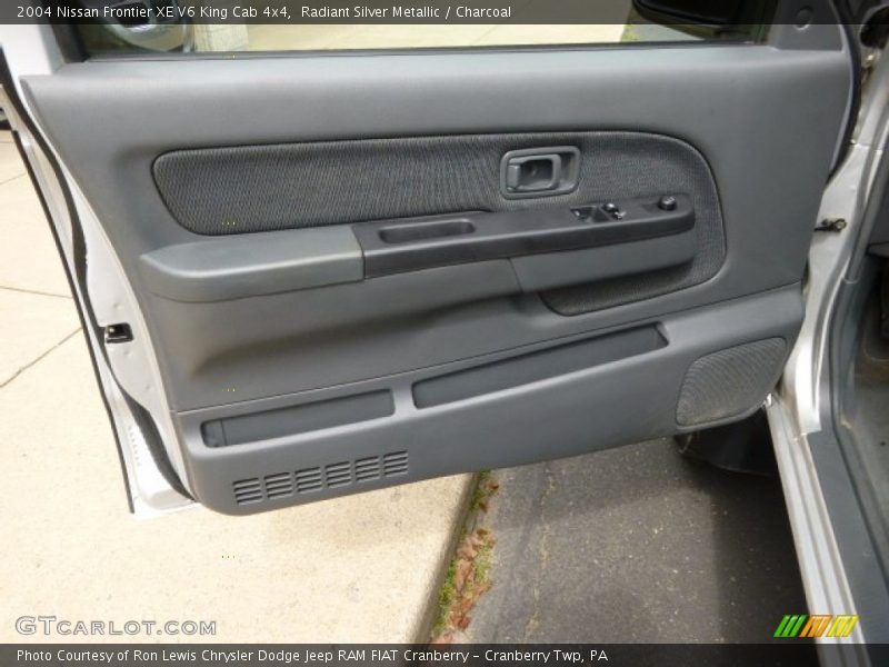 Radiant Silver Metallic / Charcoal 2004 Nissan Frontier XE V6 King Cab 4x4