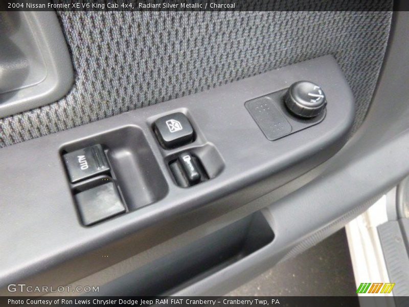 Radiant Silver Metallic / Charcoal 2004 Nissan Frontier XE V6 King Cab 4x4